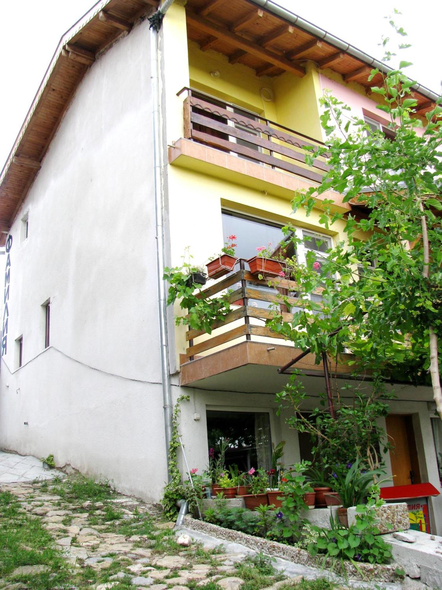 Guest House Familia Samovodene Exterior photo